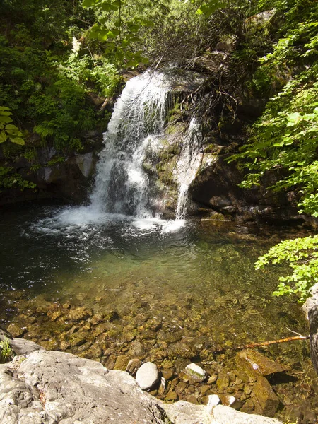 İtalya, Emilia Romagna bölgesi, Appennino dağı, nehir ve sonbahar.