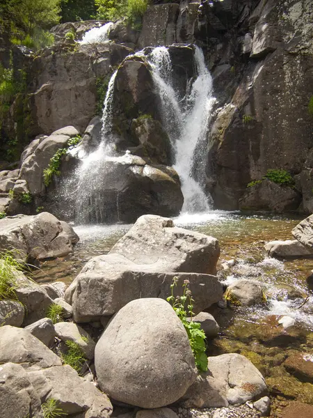 İtalya, Emilia Romagna bölgesi, Appennino dağı, nehir ve sonbahar.