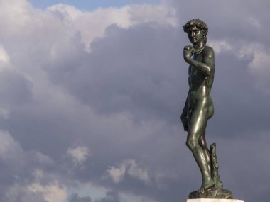 İtalya, Toskana, Floransa. Michelangelo Meydanı 'ndaki Michelangelo' lu David 'in kopyası..