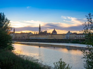 İtalya, Toskana, Floransa şehri ve Sunset 'teki Arno nehri..