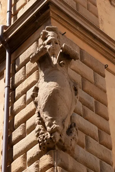 İtalya, Toskana, Floransa. Soylu aile arması bir sarayın ön cephesinde