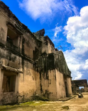 Bulutlarla çevrili görkemli bir harabe, antik tarih ve mimari hissi uyandırıyor. 