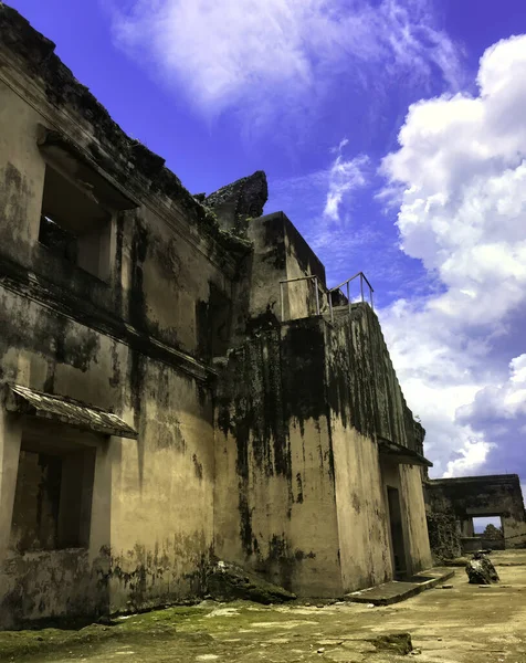 Bulutlarla çevrili görkemli bir harabe, antik tarih ve mimari hissi uyandırıyor. 