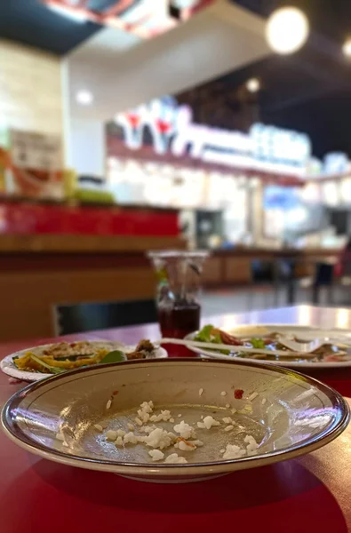 Βρώμικα Και Άδεια Πιάτα Στο Τραπέζι Του Εστιατορίου — Φωτογραφία Αρχείου