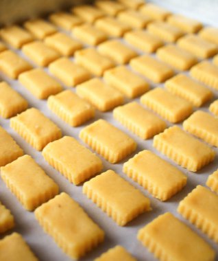 Lezzetli ve cezbedici Castengle pastası sabırla fırın kapısının önüne konuyor ve nefis kokulu ve alımlı bir dönüşüm yolculuğuna başlamaya hazır hale getiriliyor. Mutfak güzelliğini bekle.