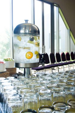 Arka planda bir sürü boş bardak var. Kadehler. İçki için bardaklar. Su..