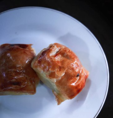 Bolen ekmek, kruvasan gibi çıtır çıtır bir katmanı olan, fırında buğday unundan yapılmış ve peynirle, muzla veya başka şeylerle dolu tipik bir Endonezya ekmeğidir. Bolen ekmeği beyaz tabakta servis edilir.