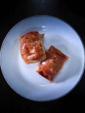 Bolen ekmek, kruvasan gibi çıtır çıtır bir katmanı olan, fırında buğday unundan yapılmış ve peynirle, muzla veya başka şeylerle dolu tipik bir Endonezya ekmeğidir. Bolen ekmeği beyaz tabakta servis edilir.