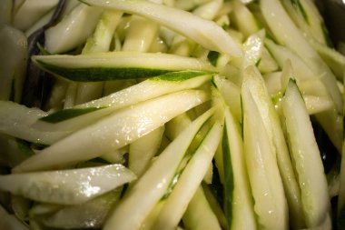 Dilimlenmiş salatalık salatalığının üzerine otlar serpilmiş.