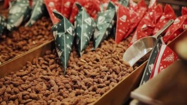 Yeni yıl ve Noel festivali, İsviçre, Bern 'de turistler için tipik atıştırmalıklar. Şekerli bademler şeker, tarçın ve taze su ile pişirilir.