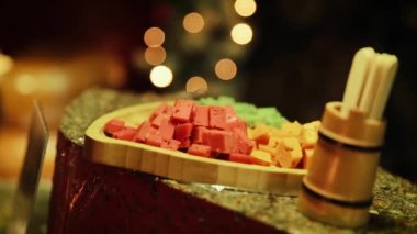 Farklı peynir türleri. Peynir dilimleri noel fuarı sırasında tezgahın üzerinde yatıyor. Yakın çekim.