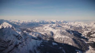 Jungfrau, Lauterbrunnen 'deki İsviçre Alplerinin panoramik görüntüsü. Jungfraujoch gözlem güvertesinden kış güneşli bir günde Alplerin manzarası