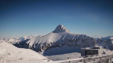 Açık bir kış gününde Oldenhorn Dağı 'nın zirvesinde. Glacier des Diablerets 'te kış sahnesi. İsviçre alpen