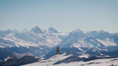 Jungfrau, Lauterbrunnen 'deki İsviçre Alplerinin panoramik görüntüsü. Jungfraujoch gözlem güvertesinden kış güneşli bir günde Alplerin manzarası