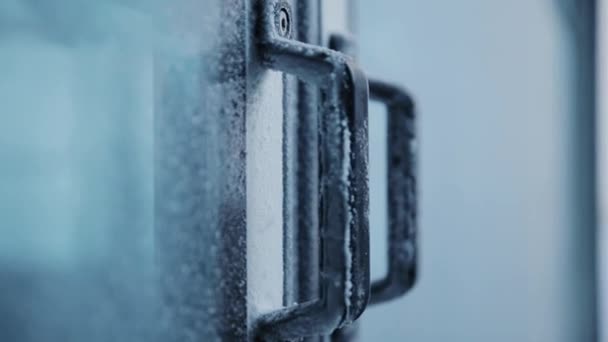 Λαβή Της Πόρτας Είναι Καλυμμένη Πάγο Μοντέρνα Πόρτα Σπιτιού Από — Αρχείο Βίντεο