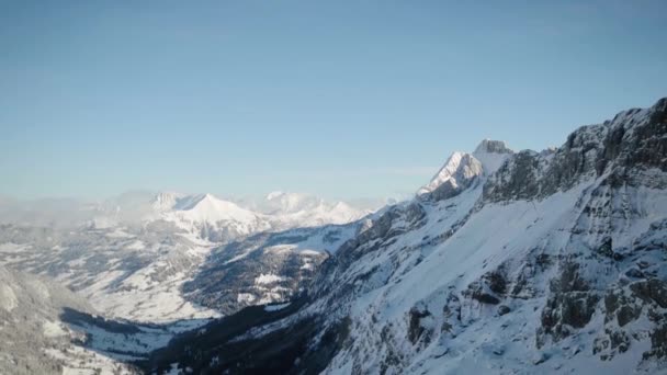 山のチェーン上の美しい冬の航空便 スイスアルプスの風景 冒険ハイキングトレッキングスキー休暇旅行のコンセプト 中からの眺め氷河ケーブルカーキャビン — ストック動画