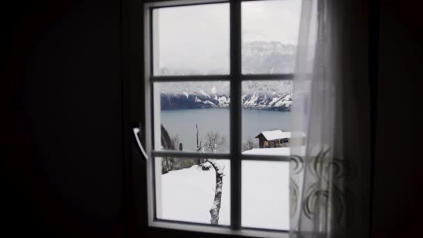 Blick Aus Dem Fenster Eines Berghauses Auf Die Schweizer Alpen — Stockvideo