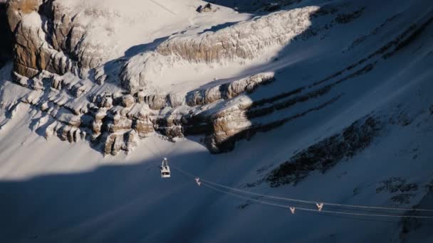 冬の間のスキーリフトキャビン氷河3000 スイスアルプス 美しい山の景色 — ストック動画