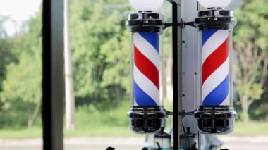 Sokaktaki insanları çağıran bir berber direği. Klasik berber dükkanı. Salon