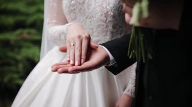 Yavaş çekimde çekilen evlilik çifti. Aşk, evlilik, gelin, güzel, kutlama, romantik, koca, mutlu kadın, çift, tören, kadın, beyaz elbise.