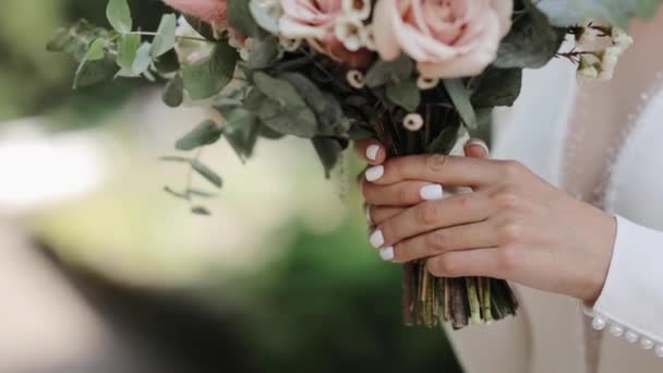 Zbliżenie Panny Młodej Trzymającej Kwiaty Ogrodzie Urocza Kobieta Posiada Ślubny — Wideo stockowe