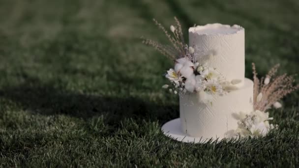 맛있는 층짜리 케이크야 케이크를 클로즈업 스타일의 꽃으로 장식을 — 비디오