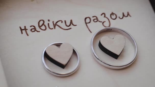 Sebuah Kotak Kayu Untuk Cincin Kawin Dengan Tulisan Dalam Bahasa — Stok Video