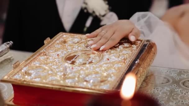 在教堂里举行婚礼新娘和新郎手牵着圣经互相宣誓 — 图库视频影像