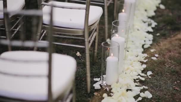 Dekoracja Ślubna Płatki Kwiatów Trawie Szklany Wazon Świecami Puste Krzesła — Wideo stockowe