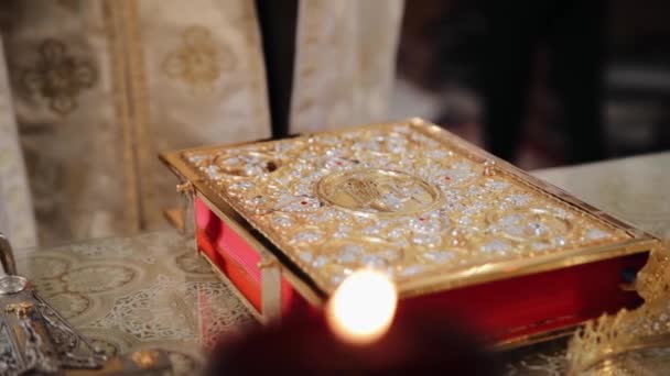 圣经圣经圣经中的圣书 用黄金捆扎在教堂或庙宇的王座上希腊天主教教区 乌克兰 — 图库视频影像
