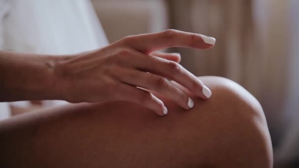 Weibchen Berühren Ihre Haut Sanft Glatt Bein Junge Frauen Führen — Stockvideo