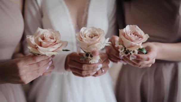 신부와 들러리가 꽃다발을 친구들을 준비가 — 비디오