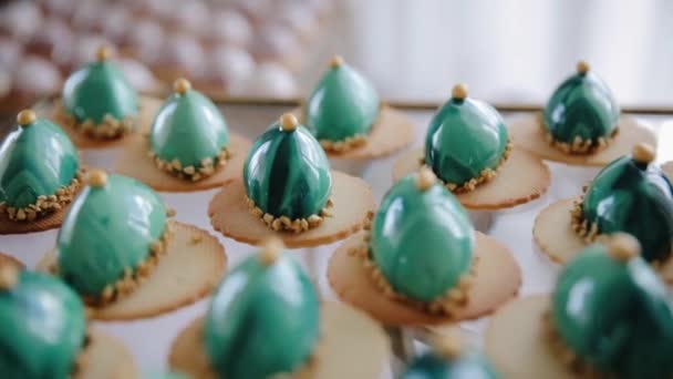 Desserts Festifs Turquoise Sur Des Biscuits Sur Plateau Verre Plan — Video