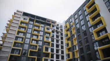 Yaşamak için modern evi henüz bitirmedim. Dış cepheyi dekore etmek için çalışmalar sürüyor, yapı iskelesi kuruldu