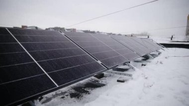 Güneş fotovoltaik panelleri kış mevsiminde temiz elektrik enerjisi üretmek için çatı katına monte edildi.