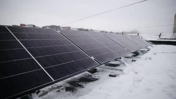 Solarne Panele Fotowoltaiczne Zainstalowane Dachu Domu Produkcji Czystej Energii Elektrycznej — Wideo stockowe