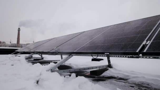 太陽光発電パネルは クリーンな生態系の電力を生産するための屋根に取り付けられています 再生可能エネルギーコンセプトの生産 ウィンターシーズン — ストック動画