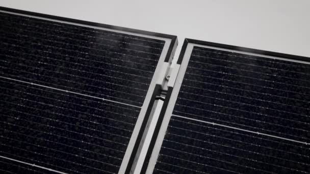 Primer Plano Superficie Los Paneles Solares Fotovoltaicos Azules Montados Techo — Vídeos de Stock