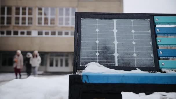 Panca Con Pannello Solare Sulla Strada Inverno Energia Rinnovabile Banca — Video Stock