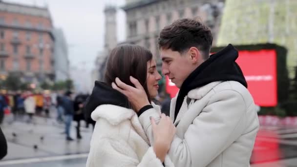 Kamera Lata Wokół Zakochanej Romantycznej Pary Stojącej Głównym Placu Mediolanu — Wideo stockowe