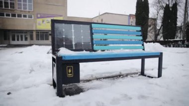 Kış mevsiminde elektrik üretimi için güneş paneli olan bank. Sabit çekim