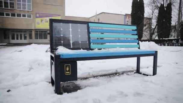 在冬季使用太阳能电池板发电的长椅 Steadicam中枪 — 图库视频影像