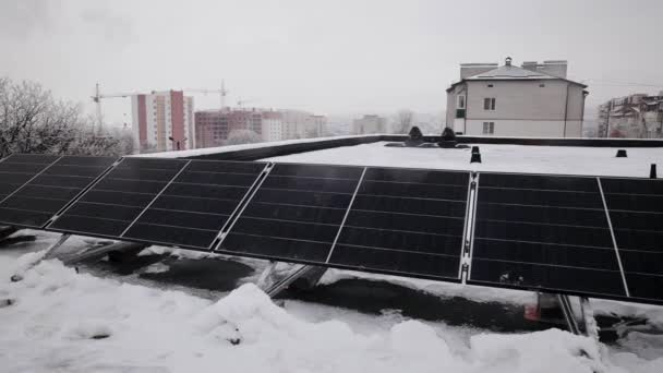 Sezonie Zimowym Dachu Budynku Zainstalowano Kilka Paneli Słonecznych Przedsiębiorstwo Zajmujące — Wideo stockowe