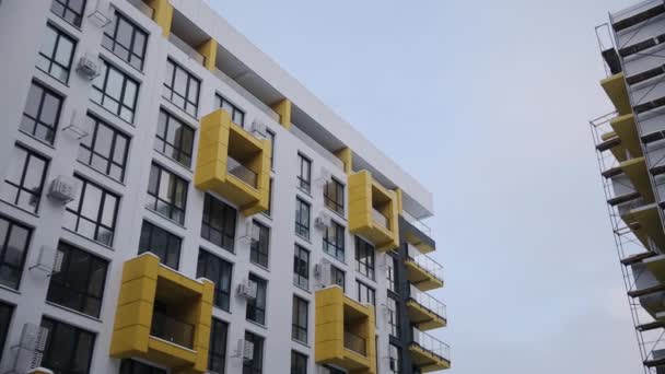 Trabalhe Andamento Novo Edifício Moderno Apartamentos Altos Com Janelas Grandes — Vídeo de Stock