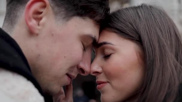 Bărbatul Femeia Ating Nasurile Celuilalt Aproape Mișcarea Lentă Tineri Fericit — Videoclip de stoc