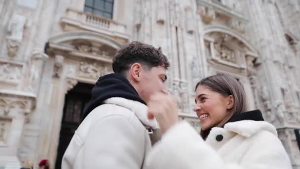 Hermosa Pareja Romántica Enamorada Pie Contra Catedral Del Duomo Milano — Vídeos de Stock