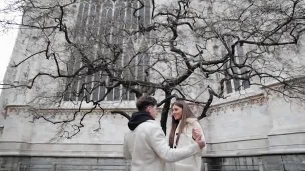 겨울에는 두오모 밀라노 대성당 근처에 잎없이 가지의 배경에 포옹과 미소를 — 비디오
