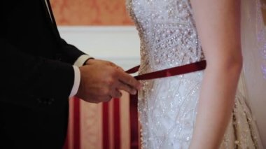 Bilinmeyen bir adam her zamanki gibi yakın aileden biri gelinin beline kırmızı bir kurdele bağlamış. Türk düğün geleneği kavramı