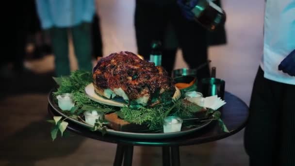 Etin Üzerinde Ateş Var Restorandaki Bir Şeften Yemek Sunumu Partide — Stok video