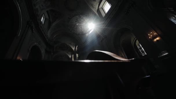 Луч Света Сквозь Окно Древнего Храма Удивительные Лучи Божьего Света — стоковое видео
